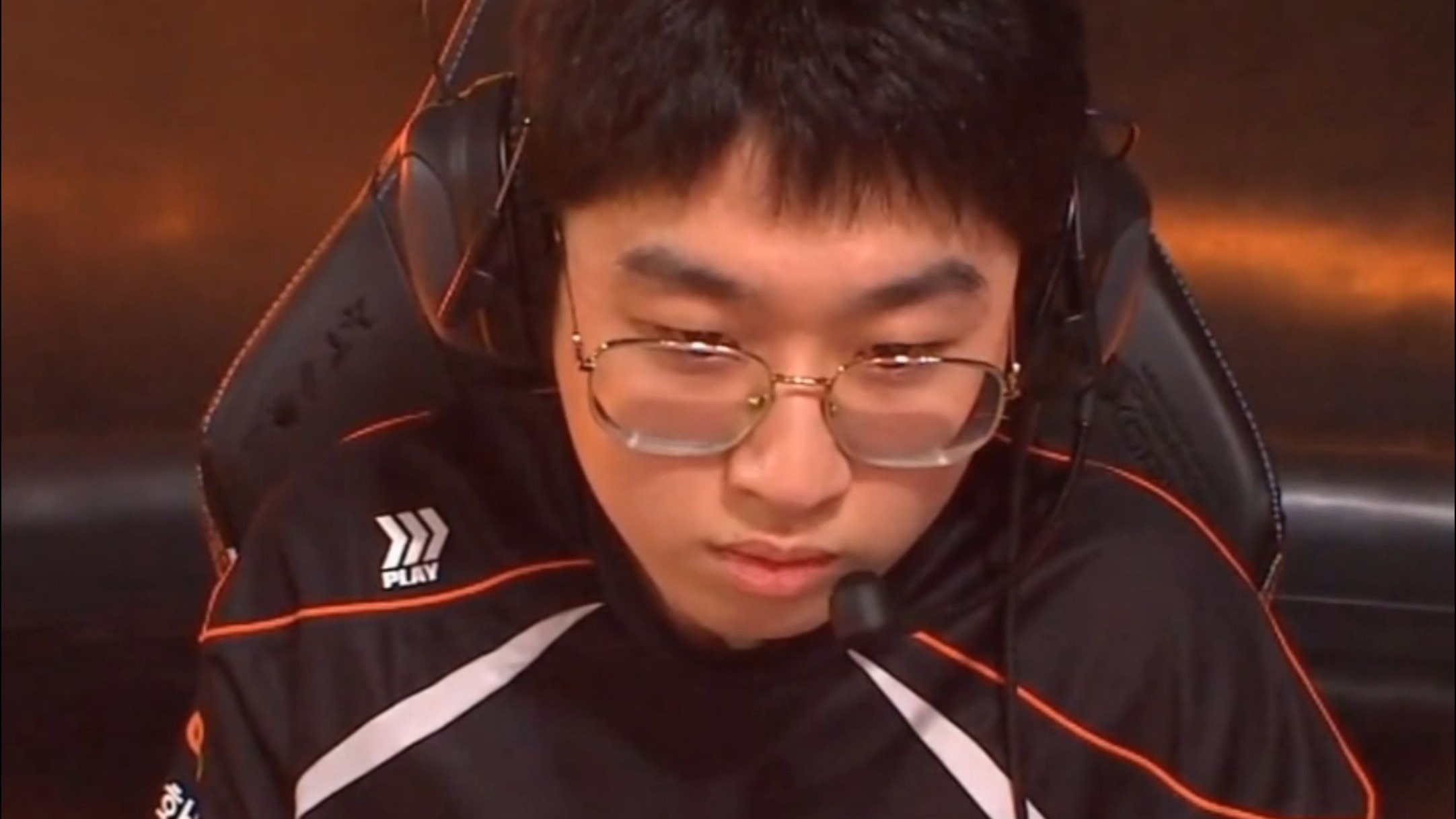 LOL：电竞世界杯HLE首秀！上单弱的CFO偏偏遇到了Zeus