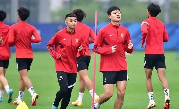 下午3点，国足东亚杯荣誉战！力争首球，打平即获季军，申花送助攻的简单介绍