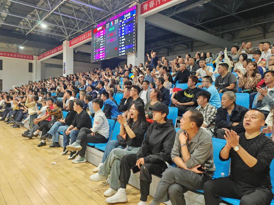 现场观众热情高涨，为选手加油助威